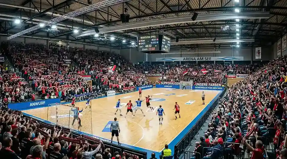 Volle Handballhalle während eines Bundesliga-Spiels mit begeisterten Fans