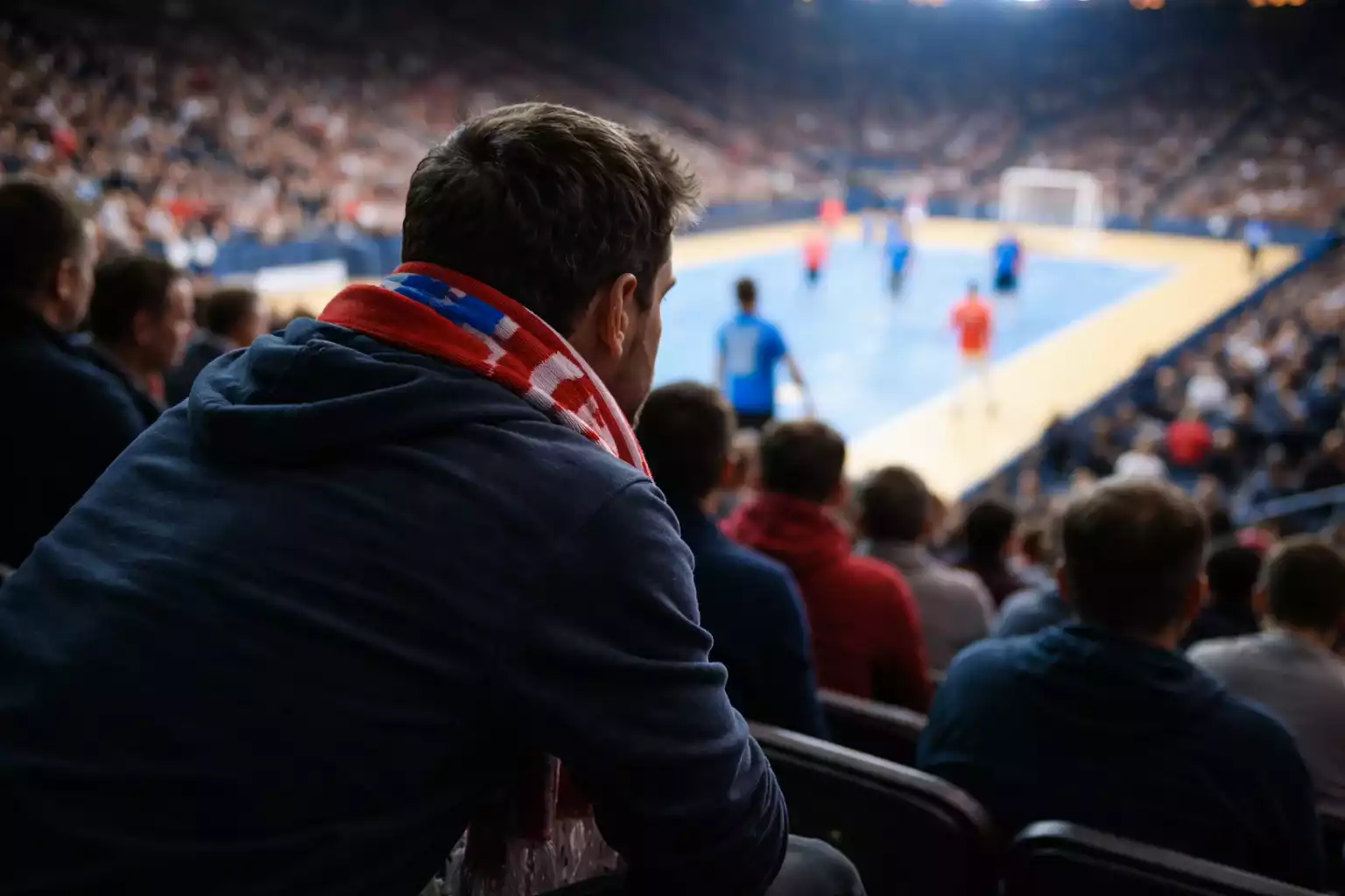 Aufmerksamer Handball-Fan verfolgt gebannt das Spielgeschehen