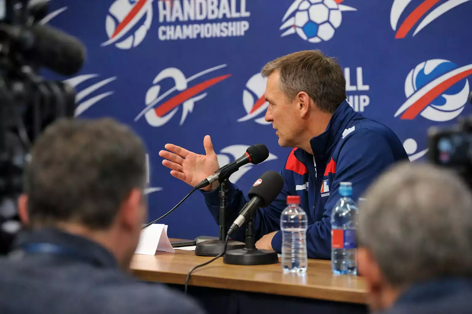 Trainer bei Pressekonferenz vor einem wichtigen Turnierspiel