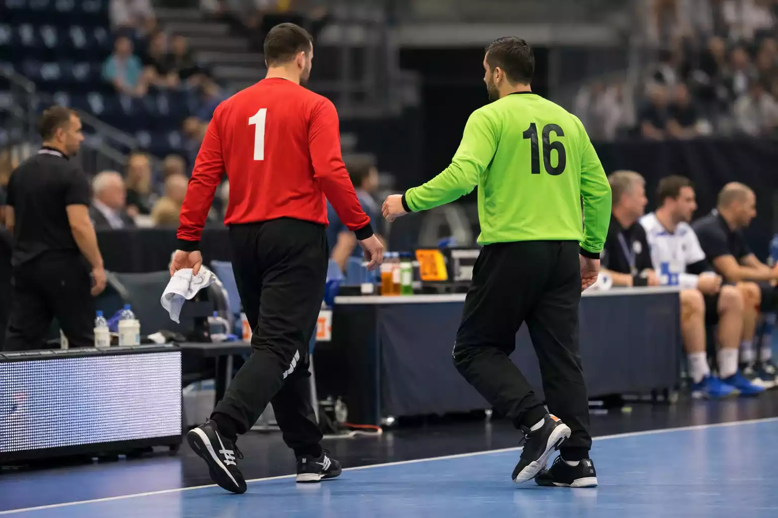 Torhüterwechsel während eines Handballspiels an der Seitenlinie