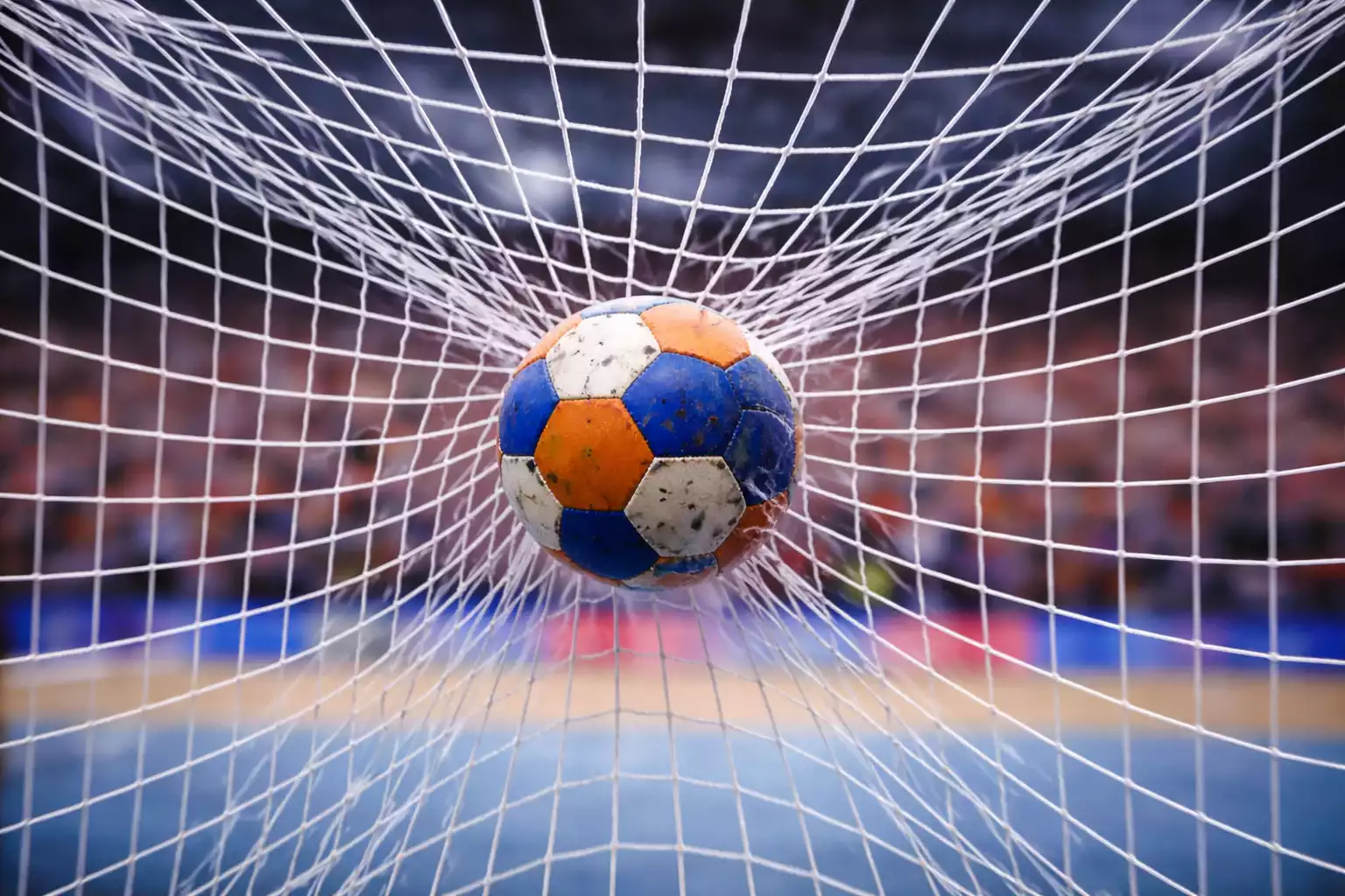 Handball fliegt ins Tornetz nach einem Treffer